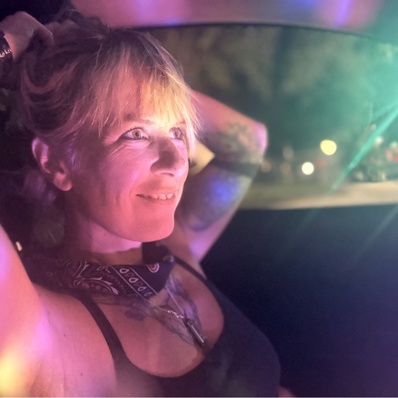 Tanya here, lover of fashion vintage wear! - Picture 8 of 14